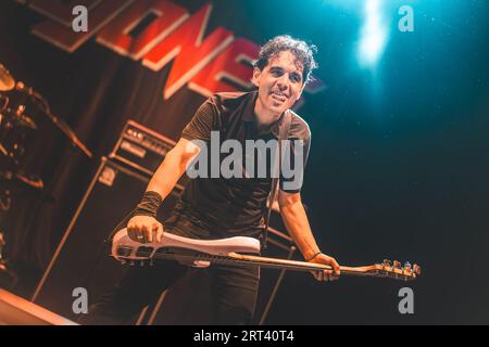 Horsens, Danemark. 12h, août 2023. Le groupe de rock canadien Danko Jones donne un concert live lors du festival de Metal danois Jailbreak 2023 à Horsens. Ici, le bassiste John Calabrese est vu en direct sur scène. (Crédit photo : Gonzales photo - Rolf Meldgaard). Banque D'Images