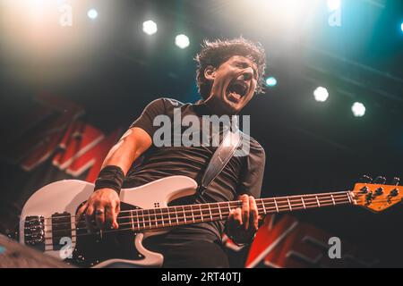 Horsens, Danemark. 12h, août 2023. Le groupe de rock canadien Danko Jones donne un concert live lors du festival de Metal danois Jailbreak 2023 à Horsens. Ici, le bassiste John Calabrese est vu en direct sur scène. (Crédit photo : Gonzales photo - Rolf Meldgaard). Banque D'Images