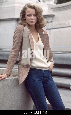 Un portrait posé de l'actrice modèle Shelley Hack qui était dans l'émission de télévision Charlie's Angels. À Central Park, Manhattan, 1979 Banque D'Images