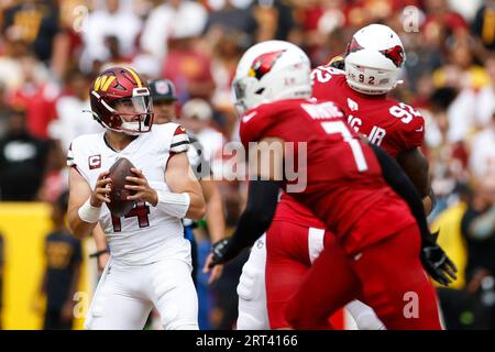 Landover, États-Unis. 10 septembre 2023. Le quarterback Sam Howell (14) des Washington Commanders passe au premier quart-temps contre les Arizona Cardinals au FedEx Field à Landover, Maryland, le dimanche 10 septembre 2023. Photo Tasos Katopodis/UPI crédit : UPI/Alamy Live News Banque D'Images