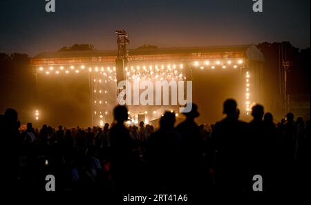 Berlin, Allemagne. 10 septembre 2023. Les visiteurs célèbrent au festival Lollapalooza Berlin sur le terrain de l'Olympiastadion devant la scène principale. Crédit : Britta Pedersen/dpa/Alamy Live News Banque D'Images