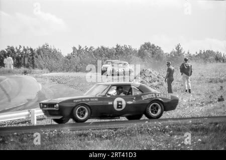 Mark Donohue dans le Penske-Hilton Racing Chevolet Camaro Z28 au Watlins Glen Trans Am 1968, a terminé 3e. Banque D'Images