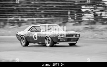 Mark Donohue dans le Penske-Hilton Racing Chevolet Camaro Z28 au Watlins Glen Trans Am 1968, a terminé 3e. Banque D'Images