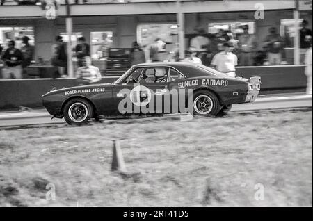 Sam Posey dans une Penske Sunoco Camaro au Watlins Glen Trans Am 1968, a terminé 2e. Banque D'Images