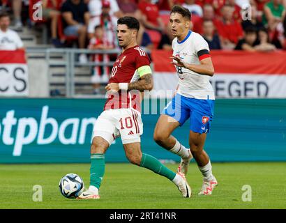 Budapest, Hongrie. 10 septembre 2023. Dominik Szoboszlai de Hongrie laisse Mojmir Chytil de République Tchèque derrière lors du match amical international entre la Hongrie et la République Tchèque au Puskas Arena le 10 septembre 2023 à Budapest, Hongrie. Crédit : Laszlo Szirtesi/Alamy Live News Banque D'Images