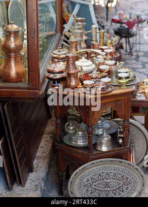 Café servi devant un Coppersmith Shop dans la célèbre rue Kazandžiluk dans la ville de Sarajevo, le 10 septembre 2023 Banque D'Images