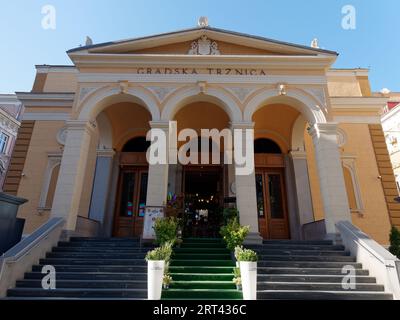 Gradska Trznica entrée et extérieur un jour d'été, un marché alimentaire dans la ville de Sarajevo, Bosnie-Herzégovine, 10 septembre 2023 Banque D'Images