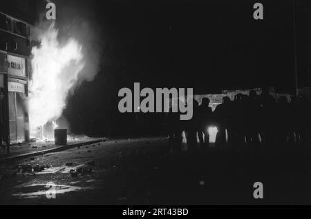 Toxteth Riots 1980s UK. Les bâtiments sont incendiés, la police avec des boucliers avance pour repousser les émeutiers et procède à des arrestations. Toxteth, Liverpool, Angleterre Royaume-Uni juillet 1981 HOMER SYKES Banque D'Images