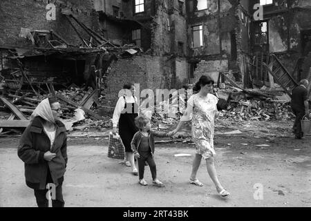 Toxteth Riots 1981 UK.le matin après la nuit des émeutes, une population locale sort dans la rue pour étudier les dommages causés par les émeutes, l'épuisement professionnel et les bâtiments détruits. Toxteth, Liverpool 8, Angleterre vers juillet 1980s HOMER SYKES Banque D'Images