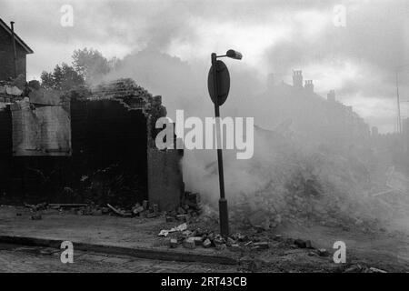 Toxteth Riots 1980s UK. J'ai brûlé des bâtiments qui ont été démolis pour être sûrs après les émeutes un jour ou deux avant. Toxteth, Liverpool 8, Angleterre vers juillet 1981 HOMER SYKES Banque D'Images