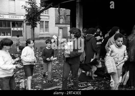 Émeutes de Toxteth 1981 Royaume-Uni. Les enfants locaux les aident à voler des trucs dans un magasin qui avait été pillé lors des émeutes de la nuit précédente. Liverpool, Lancashire Angleterre vers juillet 1980s HOMER SYKES Banque D'Images