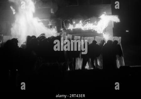 Toxteth Riots 1980s UK. Les bâtiments sont incendiés, la police avec des boucliers avance pour repousser les émeutiers et procède à des arrestations. Toxteth, Liverpool, Angleterre Royaume-Uni juillet 1981 HOMER SYKES Banque D'Images