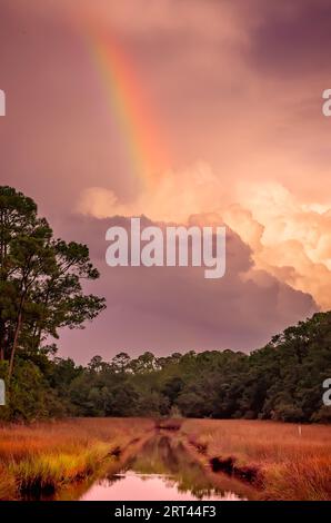 Un arc-en-ciel apparaît au coucher du soleil après une tempête, le 2 septembre 2023, à Bayou la Batre, Alabama. Banque D'Images