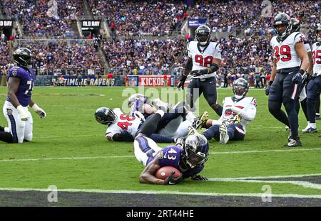 Baltimore, États-Unis. 10 septembre 2023. Le juge Hill (43) marque contre les Texans de Houston lors d'une course de 2 yards lors de la deuxième moitié du match d'ouverture à domicile des Ravens de Baltimore au M&T Bank Stadium de Baltimore, Maryland, le dimanche 10 septembre 2023. Baltimore a gagné 25-9. Photo de David Tulis/UPI crédit : UPI/Alamy Live News Banque D'Images
