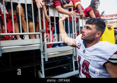 Landover, États-Unis. 10 septembre 2023. Le quarterback Sam Howell (14) des Washington Commanders accueille les fans après le match contre les Arizona Cardinals au FedEx Field à Landover, Maryland, le dimanche 10 septembre 2023. Photo Tasos Katopodis/UPI crédit : UPI/Alamy Live News Banque D'Images