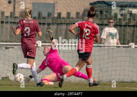 Lincoln, Royaume-Uni. 10 septembre 2023. Toni Mchamilton de Lincoln City Ladies no 12 bat la gardienne de but Katie McLean de Northampton Town Ladies pour marquer le premier but dans une victoire 4-0 et son 1e but d'un tour du chapeau dans ce match. Clive Stapleton Photography/Alamy Live News Banque D'Images