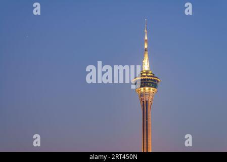 Coucher de soleil vue en angle haut sur le centre de congrès et de loisirs de la Tour de Macao Banque D'Images