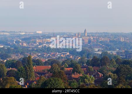 Une vue de Wakefield City par un matin brumeux, vu depuis le château de Sandal voisin. Banque D'Images