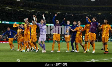 DUBLIN - (de gauche à droite) Wout Weghorst de Hollande, Tijjani Reijnders de Hollande, Mark Fleken, Stefan de Vrij de Hollande, Joey Veerman de Hollande, Daley Blind de Hollande, Frenkie de Jong de Hollande, Marten de Roon de Hollande, Nathan Ake, de Hollande, célèbre la victoire de 1-2 après le match de qualification pour le Championnat d’Europe dans le groupe B entre l’Irlande et les pays-Bas au stade Aviva le 10 septembre 2023 à Dublin, en République d’Irlande. ANP KOEN VAN WEEL Banque D'Images