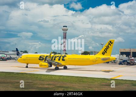 cancun, cancun, 20 08 23, Spirit Yellow plane devant la Tour de contrôle de Cancun pendant la journée nuageuse Banque D'Images