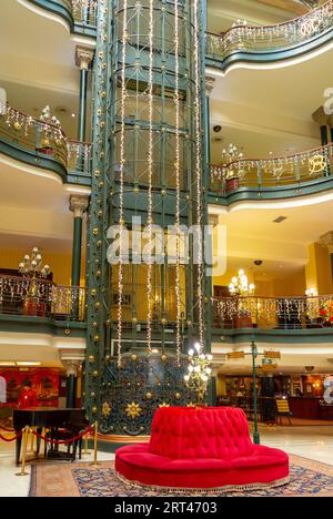 Mexico, CDMX, Mexique, Un canapé rouge avec ascenseur classique dans un hall du Gran Hotel Ciudad de México. Banque D'Images