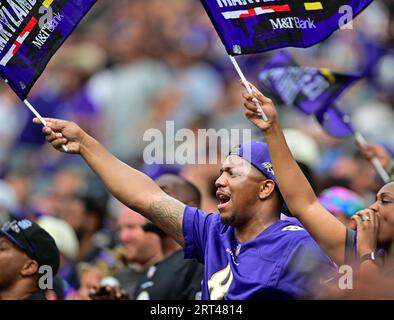 Baltimore, États-Unis. 10 septembre 2023. Les fans des Ravens de Baltimore réagissent après un touchdown contre les Texans de Houston lors de la seconde moitié du match d'ouverture à domicile des Ravens de Baltimore au M&T Bank Stadium de Baltimore, Maryland, le dimanche 10 septembre 2023. Baltimore a gagné 25-9. Photo de David Tulis/UPI crédit : UPI/Alamy Live News Banque D'Images