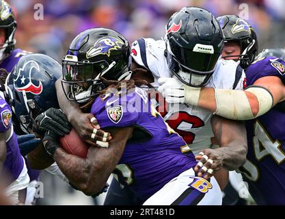 Baltimore, États-Unis. 10 septembre 2023. Le rappeur des Ravens de Baltimore Gus Edwards (35) est arrêté par le tackle défensif des Texans de Houston Maliek Collins (96) lors de la seconde moitié du match d'ouverture à domicile des Ravens de Baltimore au M&T Bank Stadium de Baltimore, Maryland, le dimanche 10 septembre 2023. Baltimore a gagné 25-9. Photo de David Tulis/UPI crédit : UPI/Alamy Live News Banque D'Images