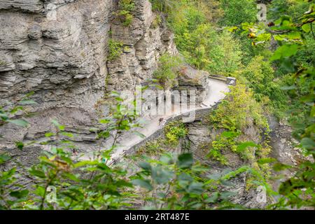 Photo de paysage d'escaliers de pierre lointains dans le parc Robert H. Treman avec la gorge. Banque D'Images