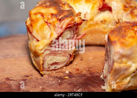 Pain traditionnel rustique aux saucisses au pepperoni Banque D'Images