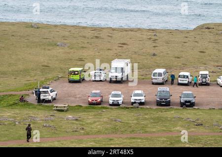 Latrabjarg, Westfjords, Islande - 3 juillet 2023 : voitures dans le parking pour voir les falaises ornithologiques avec macareux à Latrabjarg Banque D'Images
