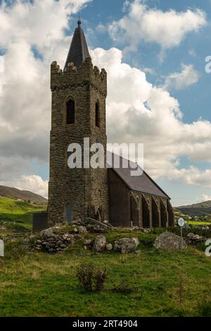 Pittoresque St. Église de Columba à Glencolumbkille sous un ciel dramatique, comté de Donegal, Irlande Banque D'Images