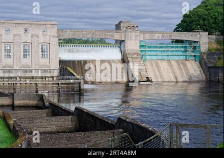 Échelle à saumon au barrage Pitlochry et à la centrale hydroélectrique sur la rivière Tummel Banque D'Images