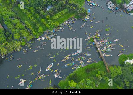 Pirojpur, Bangladesh : vue aérienne d'un marché flottant bimensuel où les agriculteurs vendent des légumes, des fruits et des plants à des intermédiaires sur une rivière à Najirp Banque D'Images