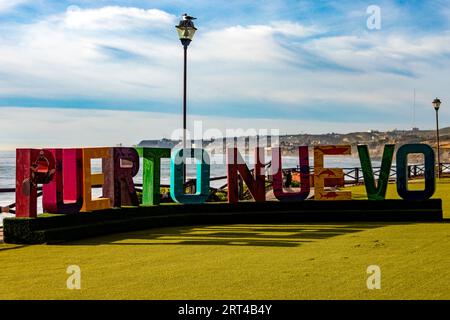 Puerto Nuevo, Mexique ; 10 septembre 2023 : photo du panneau de la ville de Puerto Nuevo sur les rives de l'océan Pacifique, sous le soleil chaud du Mexique Banque D'Images