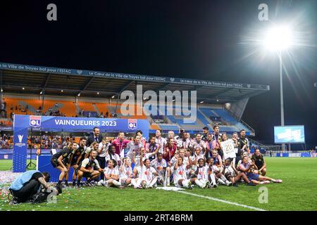 Troyes, France. 10 septembre 2023. Troyes, France, 10 septembre 2023 : les joueurs de l'Olympique Lyonnais célèbrent la victoire et posent pour une photo lors du match de football des Trophées des Champions entre l'Olympique Lyonnais et Paris St. Germain au Stade de l'Aube à Troyes, France. (Daniela Porcelli/SPP) crédit : SPP Sport Press photo. /Alamy Live News Banque D'Images