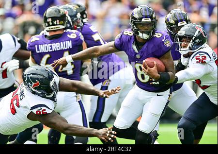 Baltimore, États-Unis. 10 septembre 2023. Le quarterback des Ravens de Baltimore Lamar Jackson (8 ans) se bat dans la poche sous la pression de l'attaque défensive des Texans de Houston Maliek Collins (96 ans) lors de la première mi-temps au M&T Bank Stadium de Baltimore, Maryland, le dimanche 10 septembre 2023. Photo de David Tulis/UPI crédit : UPI/Alamy Live News Banque D'Images