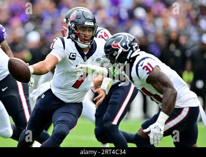 Baltimore, États-Unis. 10 septembre 2023. Le quarterback des Texans de Houston, C.J. Stroud (7 ans), cède la main au coureur Dameon Pierce (31 ans) lors de la première moitié d’un match contre les Ravens de Baltimore au M&T Bank Stadium de Baltimore, Maryland, le dimanche 10 septembre 2023. Photo de David Tulis/UPI crédit : UPI/Alamy Live News Banque D'Images