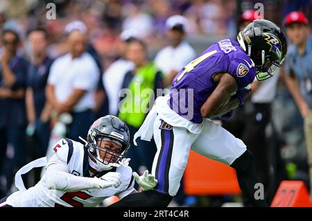 Baltimore, États-Unis. 10 septembre 2023. Le Wide Receiver des Ravens de Baltimore Zay Flowers (4) échappe à la sécurité des Texans de Houston Jalen Pitre (5) lors de la première mi-temps au M&T Bank Stadium de Baltimore, Maryland, le dimanche 10 septembre 2023. Photo de David Tulis/UPI crédit : UPI/Alamy Live News Banque D'Images