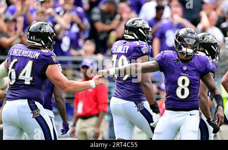 Baltimore, États-Unis. 10 septembre 2023. Le quarterback des Ravens de Baltimore Lamar Jackson (8 ans) et le centre Tyler Linderbaum (64 ans) réagissent contre les Texans de Houston lors de la première mi-temps au M&T Bank Stadium de Baltimore, Maryland, le dimanche 10 septembre 2023. Photo de David Tulis/UPI crédit : UPI/Alamy Live News Banque D'Images