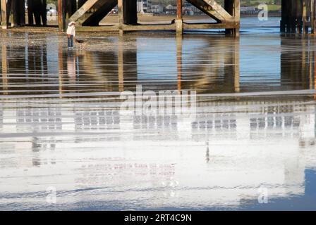 Reflet du Culver Pier sur le sable humide, Sandown, île de Wight, Hampshire, GB. Banque D'Images