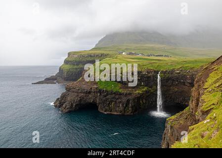 Cascade de Mulafossur, village de Gasadalur, île de Vagar, îles Féroé Banque D'Images