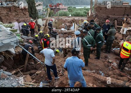 Al Haouz, Maroc. 10 septembre 2023. Les secouristes recherchent des survivants dans la ville de Ouirgane, au sud de Marrakech, après le puissant tremblement de terre qui a frappé le Maroc vendredi dernier. Le nombre de morts dans le puissant tremblement de terre qui a frappé le Maroc vendredi dernier est passé à 2 122 personnes alors que les sauveteurs dans le pays ont couru contre la montre à la recherche de survivants potentiels dans une mission difficile dans des zones montagneuses reculées. Crédit : Khaled Nasraoui/dpa/Alamy Live News Banque D'Images