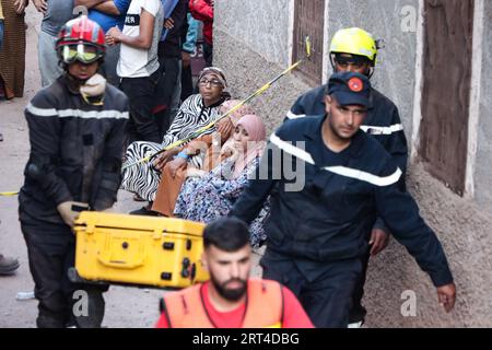 Al Haouz, Maroc. 10 septembre 2023. Les secouristes recherchent des survivants dans la ville de Ouirgane, au sud de Marrakech, après le puissant tremblement de terre qui a frappé le Maroc vendredi dernier. Le nombre de morts dans le puissant tremblement de terre qui a frappé le Maroc vendredi dernier est passé à 2 122 personnes alors que les sauveteurs dans le pays ont couru contre la montre à la recherche de survivants potentiels dans une mission difficile dans des zones montagneuses reculées. Crédit : Khaled Nasraoui/dpa/Alamy Live News Banque D'Images