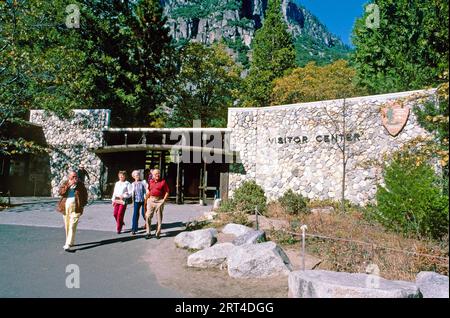 Centre d'accueil, parc national de Yosemite, vallée de Yosemite, Californie, États-Unis Banque D'Images