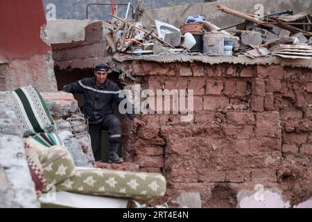 Al Haouz, Maroc. 10 septembre 2023. Les secouristes recherchent des survivants dans la ville de Ouirgane, au sud de Marrakech, après le puissant tremblement de terre qui a frappé le Maroc vendredi dernier. Le nombre de morts dans le puissant tremblement de terre qui a frappé le Maroc vendredi dernier est passé à 2 122 personnes alors que les sauveteurs dans le pays ont couru contre la montre à la recherche de survivants potentiels dans une mission difficile dans des zones montagneuses reculées. Crédit : Khaled Nasraoui/dpa/Alamy Live News Banque D'Images