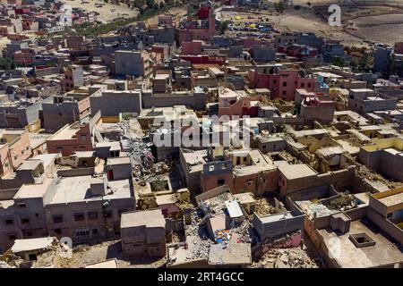 Amizmiz, Maroc. 10 septembre 2023. (NOTE DE LA RÉDACTION : image prise avec un drone)vue aérienne des bâtiments et des maisons endommagés par le tremblement de terre sont vus d'en haut. Le séisme de magnitude 6,8 a frappé vendredi 8 septembre à 70 km au sud de Marrakech, et a été l'un des plus forts et des plus meurtriers de l'histoire du Maroc, avec plus de 2000 morts et des milliers de blessés. Crédit : SOPA Images Limited/Alamy Live News Banque D'Images