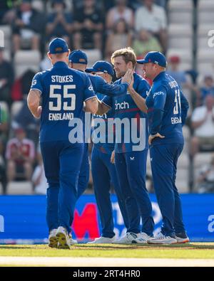 SOUTHAMPTON, ROYAUME-UNI. 10 septembre 2023. David Willey d'Angleterre (au centre) célèbre avec ses coéquipiers après avoir pris le guichet de Finn Allen de Nouvelle-Zélande lors de l'England Men v New Zealand - Metro Bank ODI Series à l'Ageas Bowl le dimanche 10 septembre 2023 à SOUTHAMPTON EN ANGLETERRE. Crédit : Taka Wu/Alamy Live News Banque D'Images