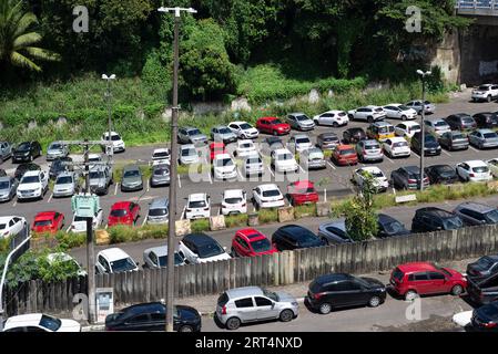 Salvador, Bahia, Brésil - 07 septembre 2023 : plusieurs voitures de différentes marques et modèles garées dans un parking public dans la ville de Salvador, Bahi Banque D'Images