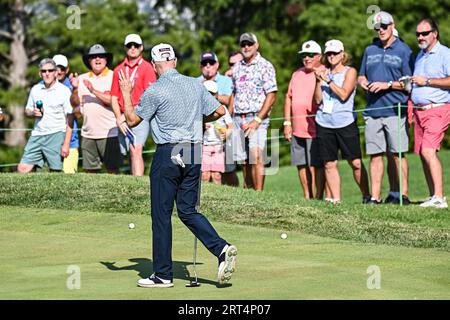 St. Louis, États-Unis. 10 septembre 2023 : Steve Flesch des États-Unis fait signe aux fans qui l'applaudissent à obtenir un birdie sur le 11e trou lors de la finale de l'Ascension Charity Classic qui s'est tenue au Norwood Hills Country Club à Jennings, Mo Richard Ulreich/CSM crédit : CAL Sport Media/Alamy Live News Banque D'Images