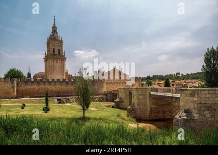 Pont sur la rivière ucero, mur du 15e siècle et tour de la cathédrale notre-Dame de l'Assomption à El Burgo de Osma-Ciudad de Osma, Soria, Espagne Banque D'Images